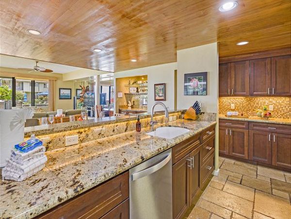 Three Bedroom Ocean Views Galor Stroll to Beach