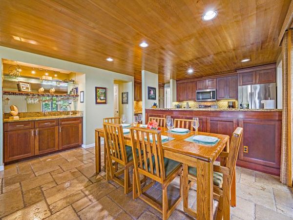 Three Bedroom Ocean Views Galor Stroll to Beach