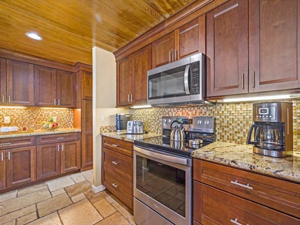 Three Bedroom Ocean Views Galor Stroll to Beach