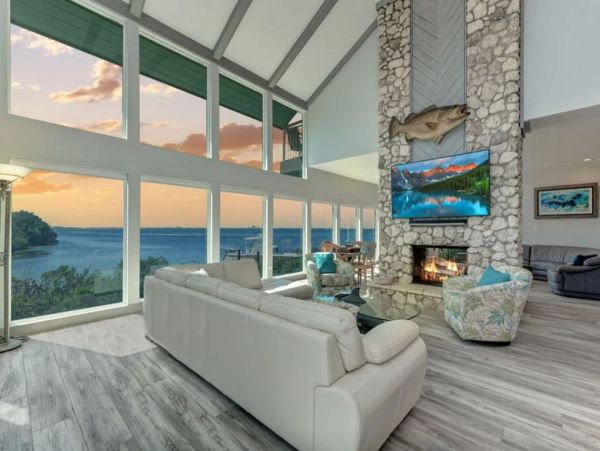 Bayfront Five Bedroom Pool Home in Bradenton Sleeps 12