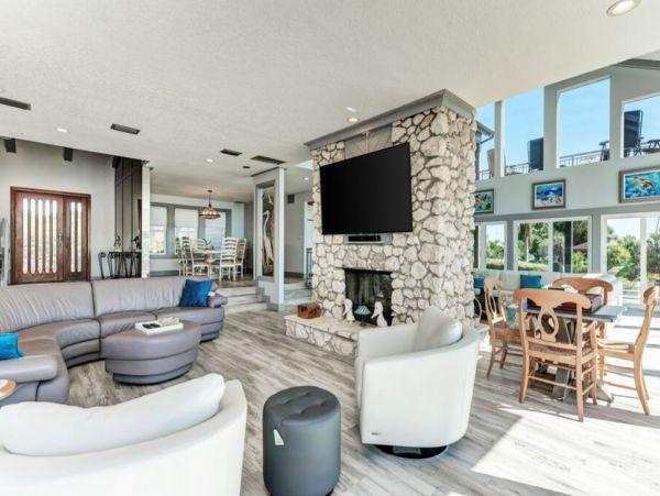 Bayfront Five Bedroom Pool Home in Bradenton Sleeps 12