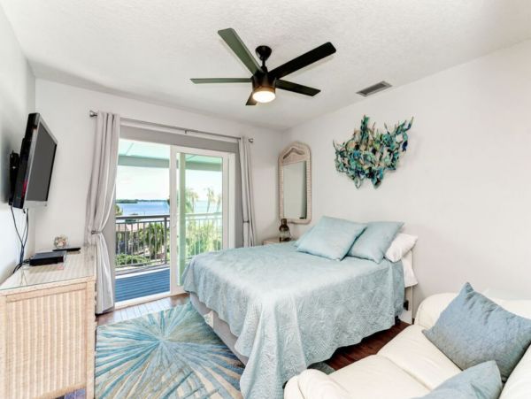Bayfront Five Bedroom Pool Home in Bradenton Sleeps 12