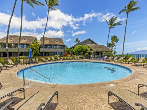 Beachfront 2-Bedroom Vacation Condo in Kahana - Perfect Family Retreat