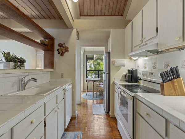 Beachfront 2-Bedroom Vacation Condo in Kahana - Perfect Family Retreat