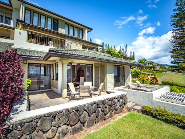 Beachfront Lahaina 2 Bedroom Vacation Condo Ocean Views