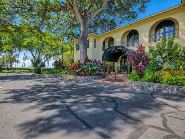 Oceanfront Lahaina Vacation Townhouse One Bedroom