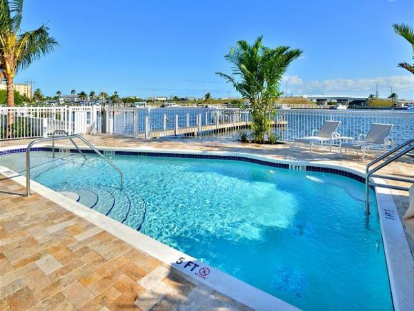 Coastal Chic 4 Bedroom Vacation Home with Modern Amenities & Shared Pool