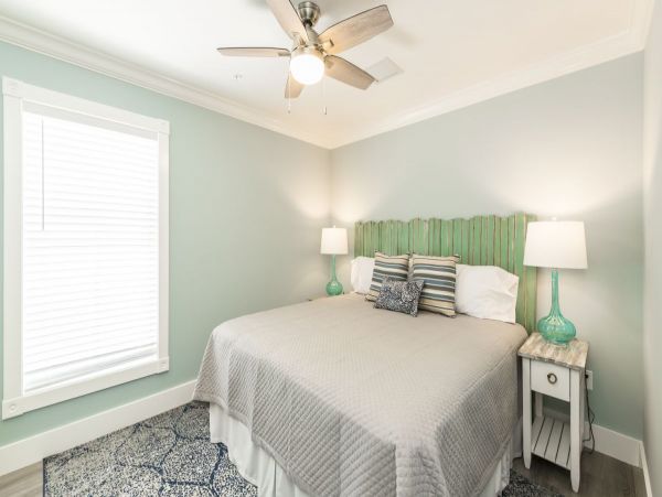 Coastal Chic 4 Bedroom Vacation Home with Modern Amenities & Shared Pool