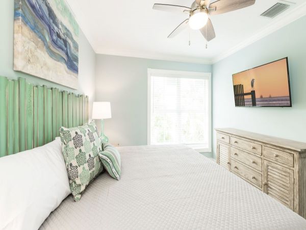 Coastal Chic 4 Bedroom Vacation Home with Modern Amenities & Shared Pool