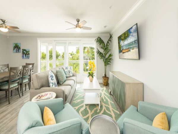 Coastal Chic 4 Bedroom Vacation Home with Modern Amenities & Shared Pool