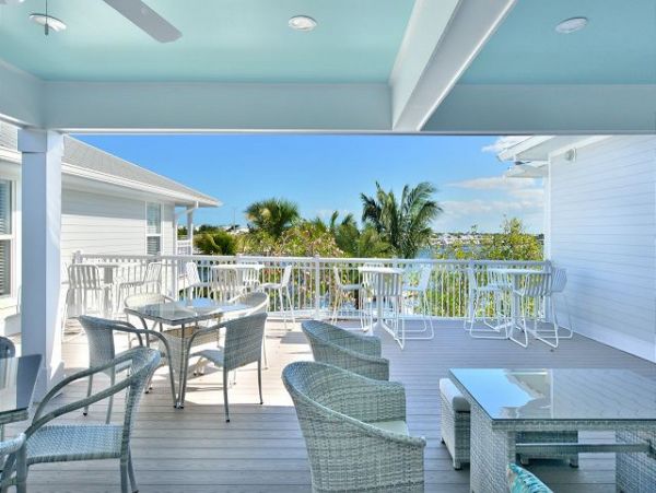 Coastal Chic 4 Bedroom Vacation Home with Modern Amenities & Shared Pool