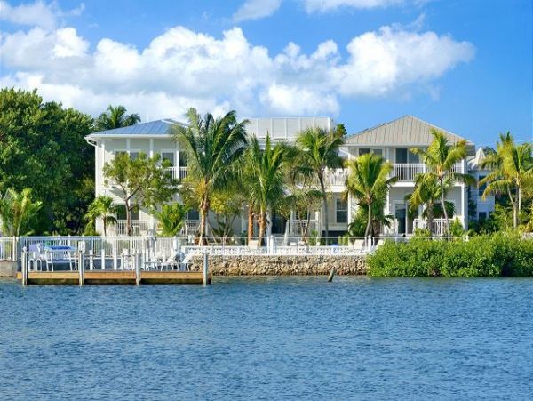 Coastal Chic 4 Bedroom Vacation Home with Modern Amenities & Shared Pool