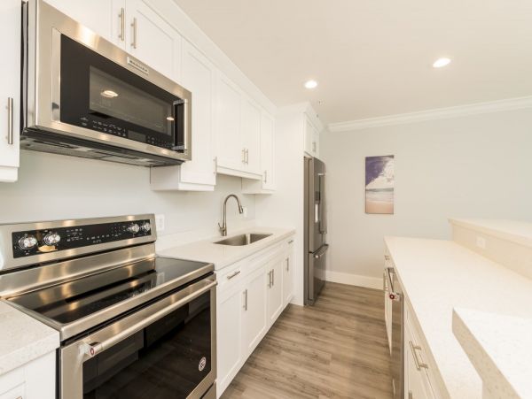 Coastal Chic 4 Bedroom Vacation Home with Modern Amenities & Shared Pool