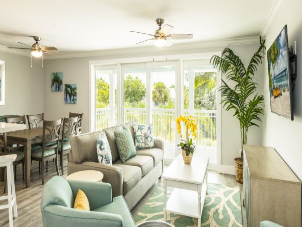 Coastal Chic 4 Bedroom Vacation Home with Modern Amenities & Shared Pool