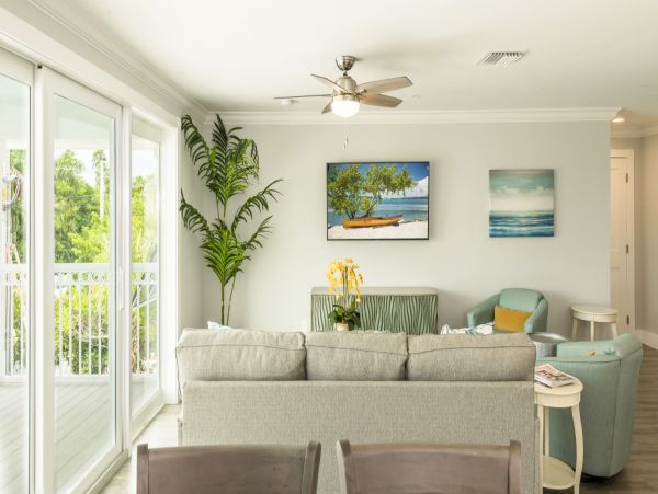 Coastal Chic 4 Bedroom Vacation Home with Modern Amenities & Shared Pool
