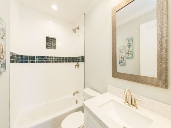 Coastal Chic 4 Bedroom Vacation Home with Modern Amenities & Shared Pool