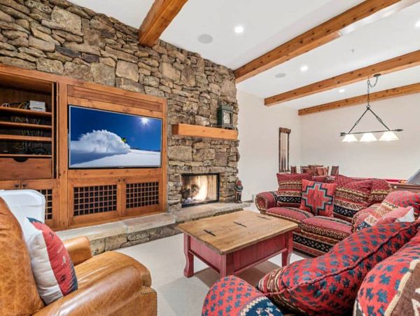 Stunning Vacation Rental Home with Mountain Views & Hot Tub