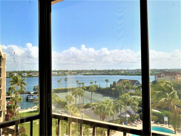 Beautiful Unit in Siesta Key with Water Views