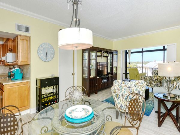 Top Floor 2 Bedroom Penthouse with Bay View