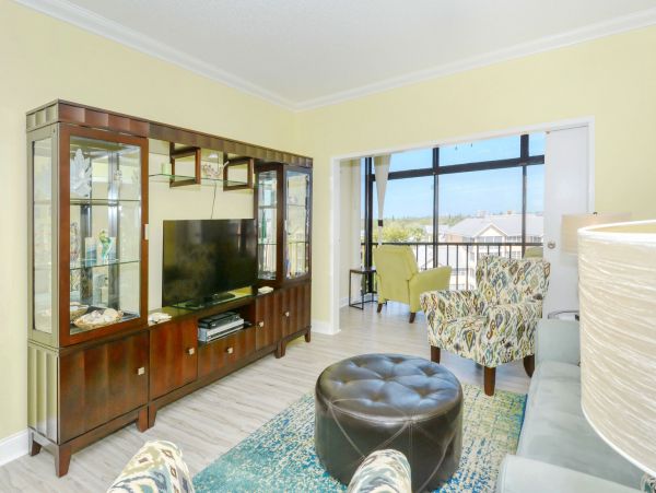 Top Floor 2 Bedroom Penthouse with Bay View