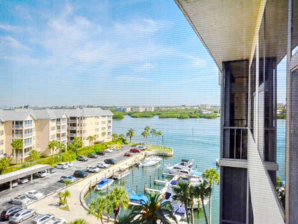 Top Floor 2 Bedroom Penthouse with Bay View