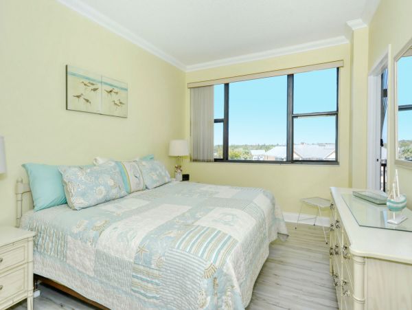 Top Floor 2 Bedroom Penthouse with Bay View