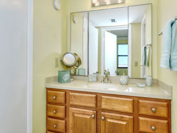 Top Floor 2 Bedroom Penthouse with Bay View