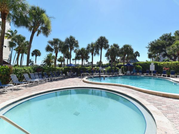 Top Floor 2 Bedroom Penthouse with Bay View