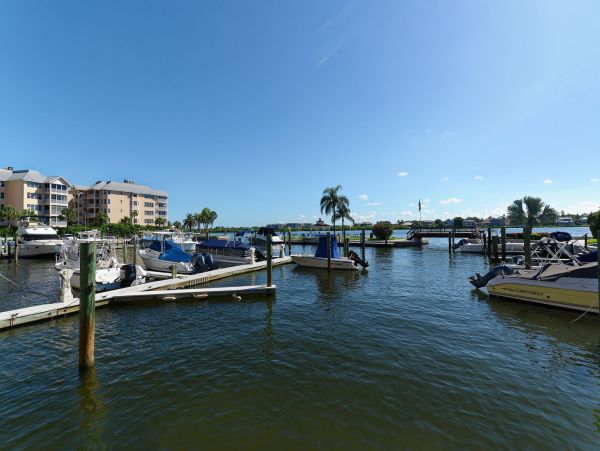 Top Floor 2 Bedroom Penthouse with Bay View