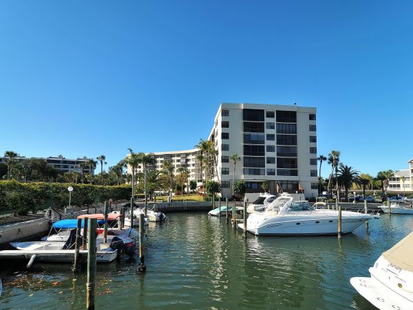 Lovely 2 Bedroom Condo in Siesta Key Short Walk to Beach