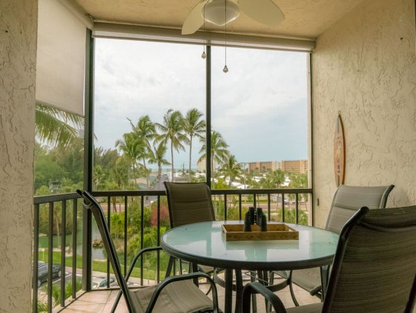 Remodeled Walk to Beach Siesta Vacation Condo
