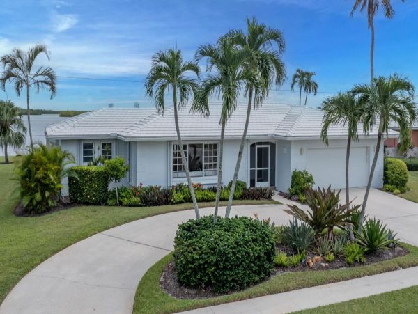 Three Bedroom Marco Island Home Private Pool Sleeps 8 Guests