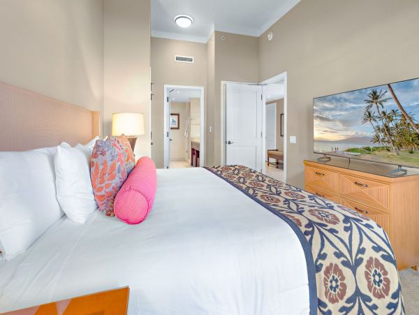 Maui Oceanfront Vacation Rental Luxury Resort Suite with Ocean Views
