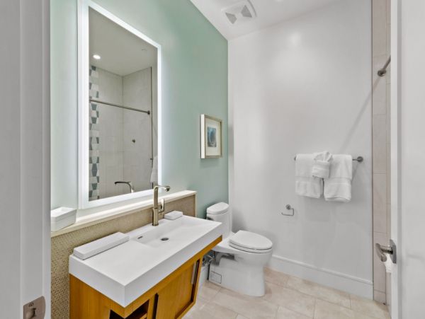 Luxurious 6 Bedroom Vacation Condo Sleeps 16 Guests