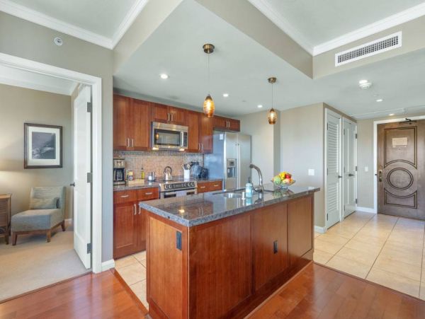 Luxury Partial Ocean View Corner Suite Sleeps 10 Guests