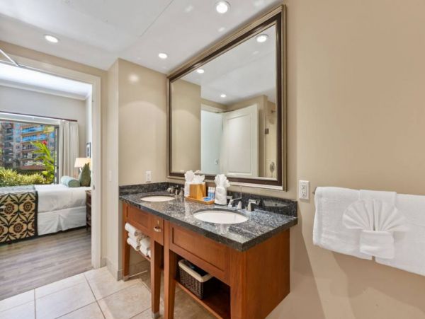 Gorgeous Ground Floor Resort Unit - Steps to Beach