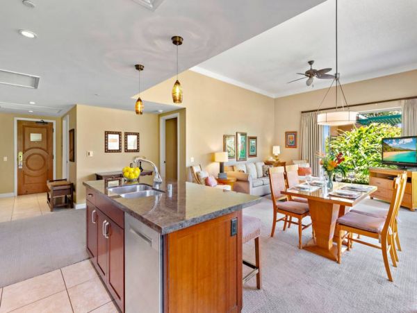Maui Luxury Beachfront Vacation Rental - 4-Bedroom Kaanapali Family Suite