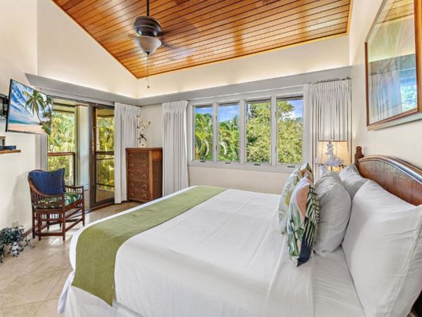 Beachfront  Maui  Three Bedroom Vacation Condo with Full Ocean Views