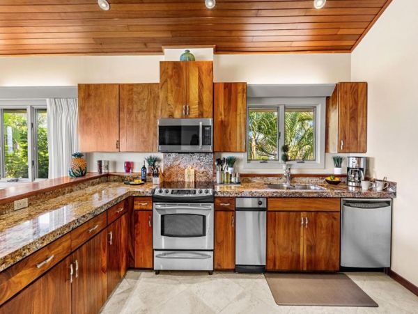 Beachfront  Maui  Three Bedroom Vacation Condo with Full Ocean Views