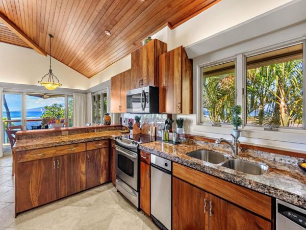 Beachfront  Maui  Three Bedroom Vacation Condo with Full Ocean Views