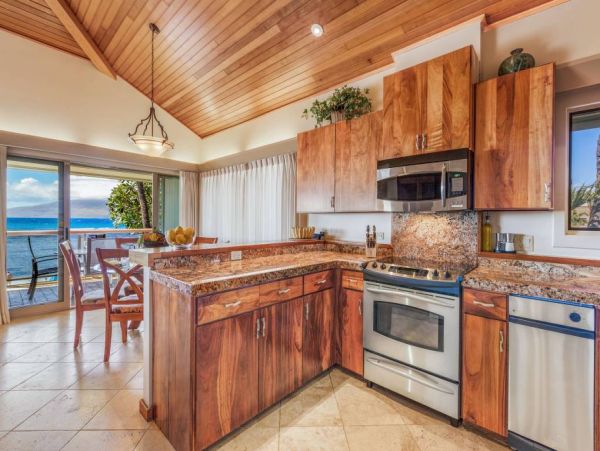 Beachfront  Maui  Three Bedroom Vacation Condo with Full Ocean Views