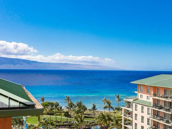 Elegant Corner Suite With Resort Amenities
