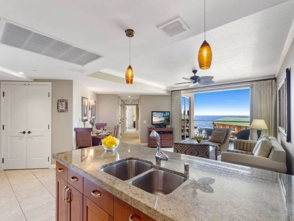 Elegant Corner Suite With Resort Amenities