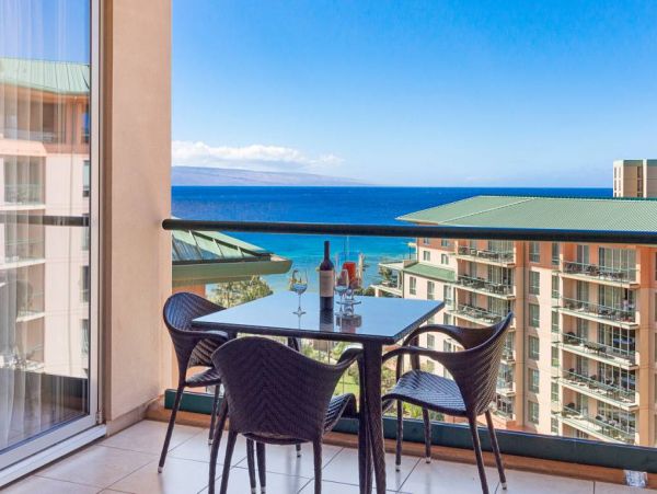 Elegant Corner Suite With Resort Amenities