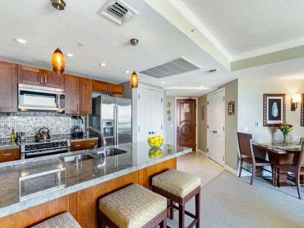 Elegant Corner Suite With Resort Amenities