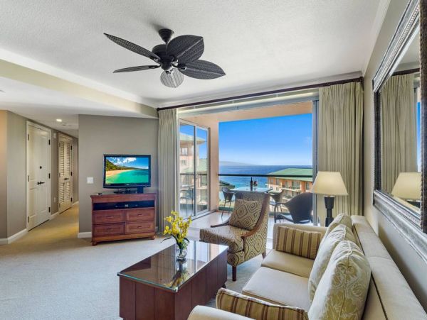 Elegant Corner Suite With Resort Amenities