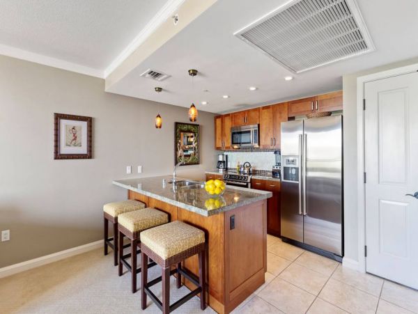 Elegant Corner Suite With Resort Amenities