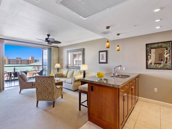 Elegant Corner Suite With Resort Amenities