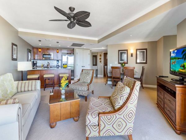 Elegant Corner Suite With Resort Amenities