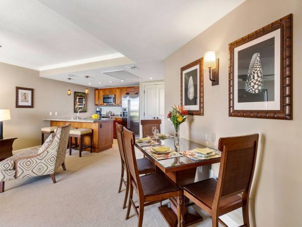 Elegant Corner Suite With Resort Amenities